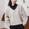 Enfärgad, löst stickad V-ringad beige hoodie