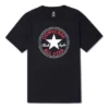 Go-To Chuck Taylor Classic Patch Standard Fit T-shirt Asiatisk storlek ”Svart”