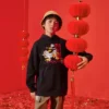 Hoodie med tryckta bokstäver i tecknad stil, asiatisk storlek ”Black White Red”