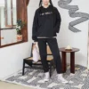 Kontrasterande färger Alfabetbroderad stickad hoodie Svart